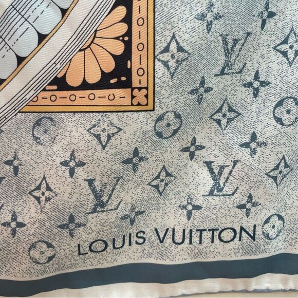 Louis Vuitton Light Scarf - Picture 5 of 5